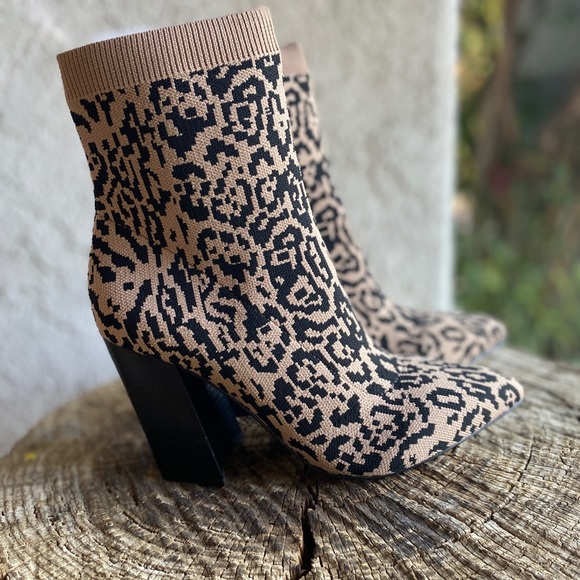 VINCE CAMUTO Setillen Booties In Leopard - Picture 9 of 9
